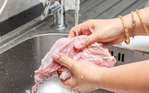 Lời khuyên cho tất cả các gia đình vẫn rửa thịt trước khi nấu