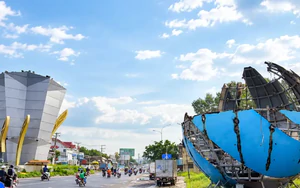Tháo dỡ quả cầu thép 18 tấn ở cổng chào