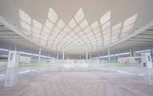 56 kích thủy lực nâng khối mái 'cánh sen' có diện tích gần 20.000 m², nặng 5.300 tấn lên cao