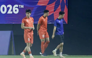 Đình Bắc cùng 3 tuyển thủ Việt Nam tập riêng trước trận gặp Malaysia