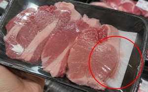 Vì sao thịt lợn đóng khay trong siêu thị có 1 miếng lót dưới đáy?