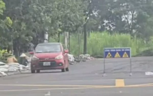 TikToker đăng clip ô tô con 'lu lèn' mặt đường, chính quyền yêu cầu làm rõ động cơ
