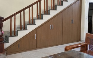 Tại sao ngày càng nhiều gia đình không còn đóng tủ kín gầm cầu thang? 2 cách xử lý mới thoáng mắt, tận dụng không gian tốt hơn