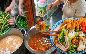 Quán canh bún cua gia truyền ở phố cổ Hà Nội, sợi bún to gấp vài lần bình thường, dùng 5 kg cua đồng cho nồi nước dùng