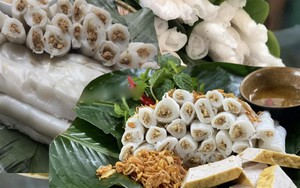 Việt Nam có loại bánh cuốn cầm tay không dính, lá dày gấp mấy lần kiểu Thanh Trì, chỉ nhà có điều kiện mới được ăn