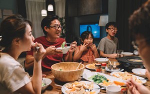 Cha mẹ thông thái dạy con: Được người khác mời ăn, dù thân đến đâu cũng nhớ 3 điều không nên làm!