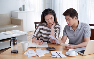 Chồng đưa mẹ giữ hộ tiền suốt nhiều năm, đến khi tôi muốn "quy về một mối", mẹ chồng phản ứng dữ dội khiến tôi thấy bất thường