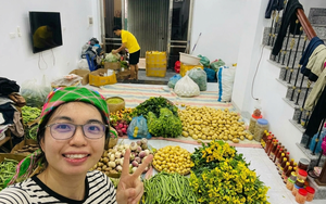 Cặp vợ chồng cất bằng đại học đi bán rau, từng bị mối hàng lừa, đi xin lỗi từng khách và thành quả sau 2 năm