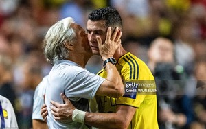 HLV Bồ Đào Nha lạnh lùng đáp lại Ronaldo