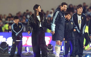 Messi nở nụ cười mãn nguyện, nắm tay vợ và 3 cậu con trai bước vào đường hầm