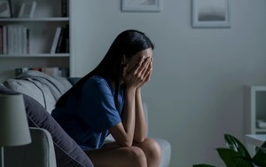30 tuổi, tôi vẫn bị mẹ kiểm soát làm đâu, chơi với ai, ăn gì