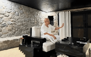 Ông Đặng Lê Nguyên Vũ có căn nhà hang đá kỳ lạ giữa trang trại 600ha: Cửa tròn màu đen, không tivi, không wifi, ở ẩn tại đây suốt 10 năm