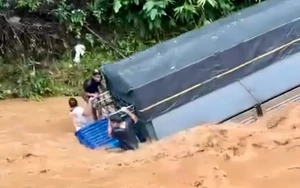 Nhân chứng vụ xe tải bị lũ cuốn trôi: Tôi cảnh báo mà tài xế vẫn lấy đà phóng qua suối
