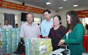 GPMB Quốc lộ 1A: Máy đếm tiền chạy hết công suất, người dân mang bao tải tiền về
