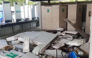 Đang ngồi trong nhà vệ sinh ở trạm xăng, người đàn ông bị thương do bị 1 chiếc ô tô điện húc sập tường