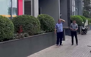 Thanh sắt từ tầng cao rơi trúng đầu nam bảo vệ ở Hà Nội: Hé lộ người làm rơi