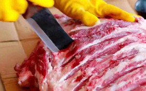 Khi mua sườn heo, nếu thấy có dấu hiệu này ở các kẽ xương thì đừng mua dù giá có rẻ đến đâu!