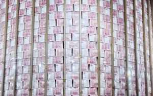 Phát hiện hầm vàng bí mật sâu 33m dưới lòng đất chứa 1,15 tấn tiền mặt