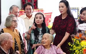 Nữ NSND quyền lực miền Nam dù 89 tuổi vẫn đích thân đi thăm đàn chị U100