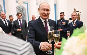 Đúng ngày sinh nhật ông Putin, EU tung đòn kép: Gói trừng phạt Nga lớn nhất từ năm 2022
