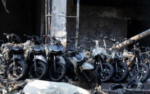 Cận cảnh dàn xe SH trơ khung sau vụ cháy cửa hàng xe máy ở Nguyễn Khánh Toàn, Hà Nội