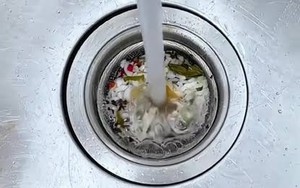 Lời khuyên cho những gia đình dùng lưới lọc bồn rửa khi rửa bát