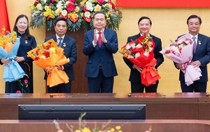 Trao tặng Huy hiệu 35 năm tuổi Đảng tặng các lãnh đạo, nguyên lãnh đạo Quốc hội