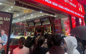 Quyết rút sổ tiết kiệm 800 triệu trước hạn để "bắt đáy" vàng khi giá đột ngột rớt mạnh, nhưng... "đời không như là mơ"