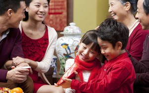 Về quê ăn Tết 5 ngày, mẹ chồng nhắc khéo đưa chị dâu 10-15 triệu lo cỗ bàn khiến vợ chồng tôi rối tung