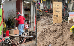 Loạt cửa hàng mặt đường Nguyễn Tuân chật vật trước Tết: Bắc thang mới có thể đi vào!