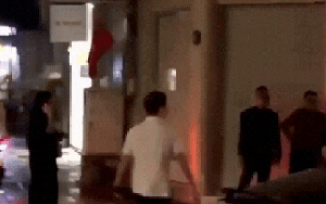 Clip nóng giữa đêm: Xô xát liên quan xe siêu sang Bentley ở trung tâm TP.HCM, tài xế bị truy đuổi đến cùng