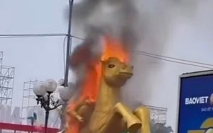 VIDEO: Linh vật ngựa bất ngờ bốc cháy tại quảng trường đông người