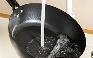 Tại sao không nên tráng chảo  bằng nước ngay sau khi nấu xong? Nghe đầu bếp giải thích, tôi mới giật mình vì bao năm làm sai