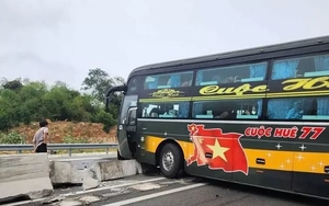 Khách hoảng loạn la hét khi xe mất lái, lao vào dải phân cách trên cao tốc