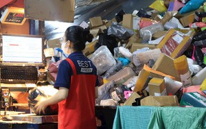 Bên trong một trung tâm giao nhận ngày giáp Tết: nhân viên "bơi" trong biển hàng hóa, băng chuyền phân loại tự động hàng hóa tốc độ 2 mili giây