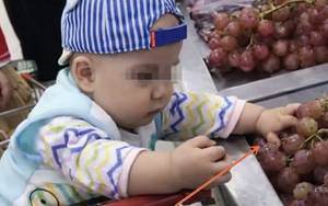 Dắt cháu đi siêu thị, cháu bóp nát cả rổ nho, phản ứng của ông ngoại khiến nhân viên tức đến bật khóc