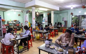 Chủ quán bún bò thưởng Tết bằng vàng cho nhân viên suốt 5 năm ở TP.HCM: Đó là sở thích, năm nay thế nào?