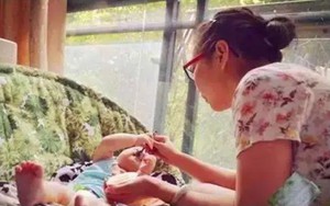 Cho con ăn xong quay lại thì mâm cơm đã hết sạch, mẹ bỉm sữa bật khóc: Chồng thản nhiên nói “Không biết nấu thêm à?”