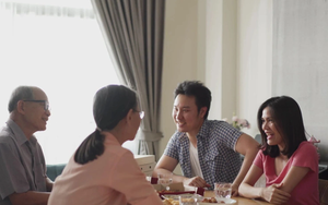 Vì sợ Tết lại bị hỏi chuyện chồng con, tôi liền bỏ ra 5 triệu thuê người yêu, vừa chuyển cọc xong thì nhận tin dữ