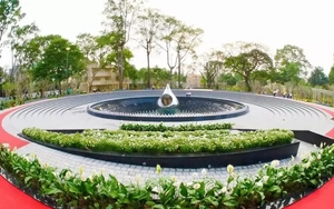 Tận thấy tượng đài Giọt Nước trong Công viên tưởng niệm nạn nhân COVID-19