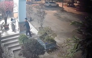 Nam thanh niên cầm 2 con dao trèo qua cổng vào trụ sở công an quậy phá