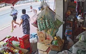 2 thanh niên cướp 3 thùng bia, cụ ông giằng co quyết liệt