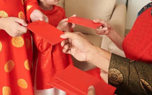 Bà ngoại cho các cháu 5 triệu mua quần áo Tết thì bị bố tịch thu luôn, 2 hôm sau tôi điếng người khi biết anh dùng tiền vào việc gì