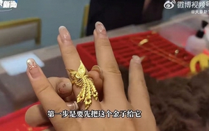 Cô gái mang 2 chiếc nhẫn vàng ròng đi chế tác lại, sau khi nung chảy chúng lại biến thành màu trắng