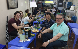 Chỉ nói thiếu một chữ tiếng Việt, anh Tây khiến cả bàn tiệc cười ra nước mắt