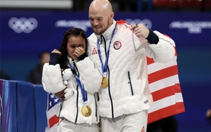 Vượt nghịch cảnh, cặp VĐV trượt băng nghệ thuật giành HCV Thế vận hội mùa đông 2026