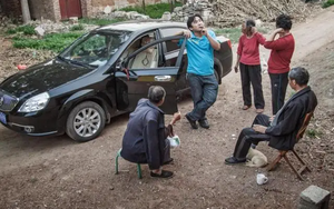 Về quê ăn Tết, vợ luôn chọn đi xe cũ, không mang quà cáp: Suýt cãi vã cho đến khi chồng phát hiện sự thật