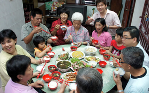 Đêm tất niên bị đẩy vào bếp ăn cơm thừa, nàng dâu lật tung mâm và cái kết mùng 1 đã khiến chồng quỳ gối