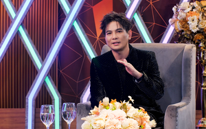 Nam ca sĩ Việt đình đám: “Lúc đó, mẹ tôi dùng dao chặt va-li ra làm hai luôn”