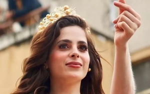 Đương kim Hoa hậu Hoàn vũ ngã khuỵu khi đang diễu hành